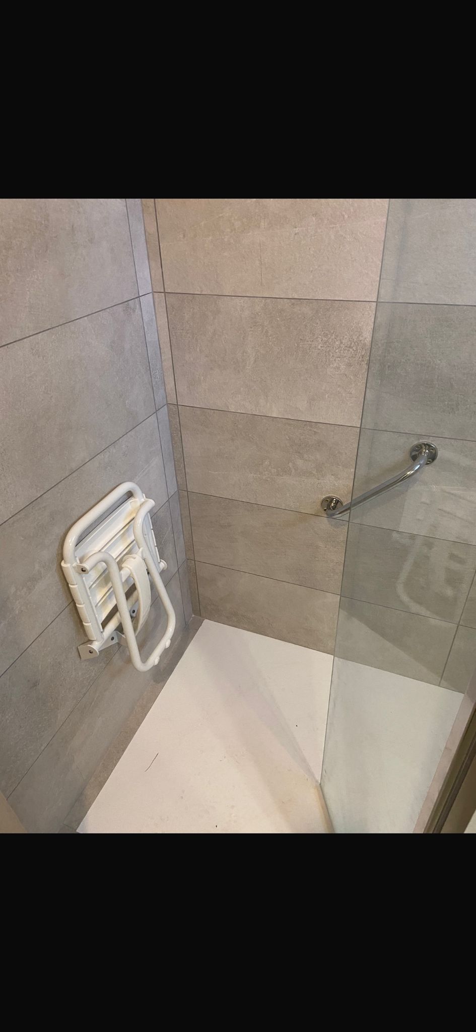 Detail sol douche avec siege PMR